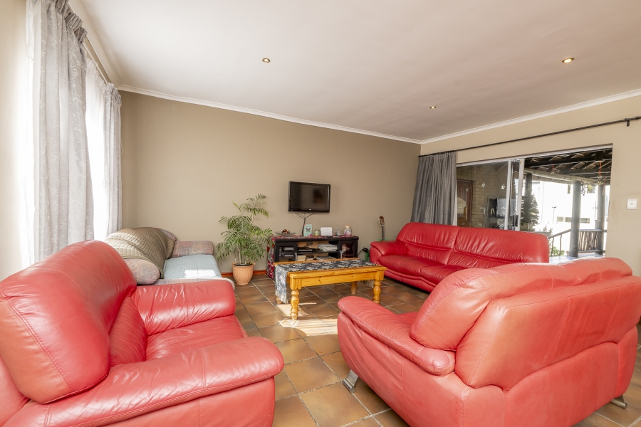 4 Bedroom Property for Sale in Uitzicht Western Cape